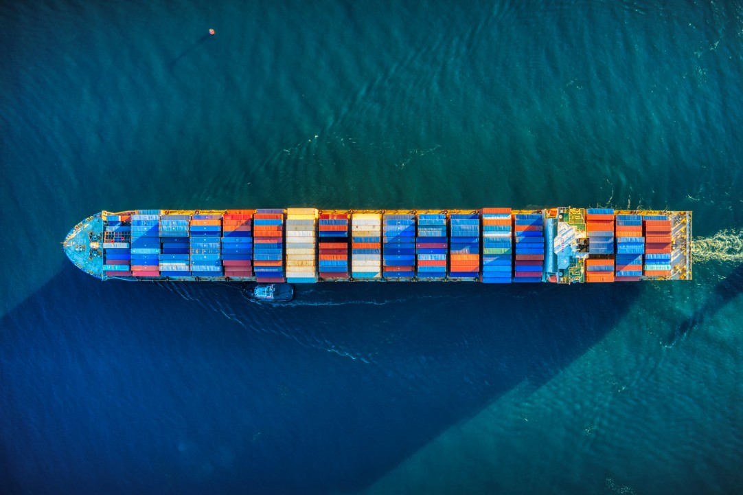 Containerschip op zee, gezien vanuit de lucht